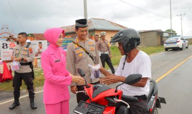 Pererat-Silaturahmi,-Kapolres-SBD-Bersama-Ketua-Bhayangkari-Cab.SBD-Bagikan-Takzil