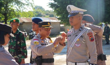 Penyematan-Pita-Oleh-Wakapolres-SBD,-Tanda-Operasi-Ketupat-Turangga-2023-Di-Mulai