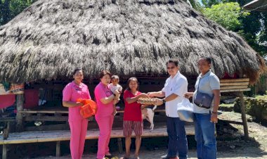 Peduli-Kemanusiaan-Kasat-Resnarkoba-Polres-SBD-Berbagi-Tali-Kasih-Bersama-Anak-Stunting