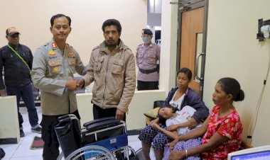 Tak-Kuasa-Melihat-Korban-Kekerasan-Anak-Sulit-Berjalan,-Kapolres-SBD-Berikan-Bantuan-Berupa-Kursi-Roda