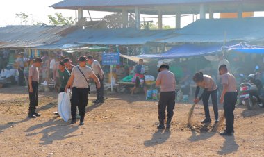 Peduli-Kesehatan-Lingkungan,-Polres-SBD-Bersama-Masyarakat-Desa-Pogotena-Membersihkan-Sampah-Di-Pasar-Ombo-Komi
