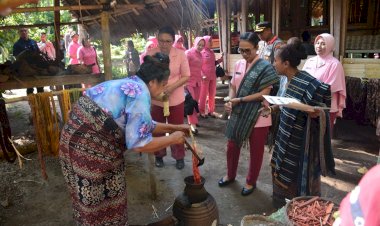 Dukung-Kebudayaan-di-Sikka,-Ketua-Umum-Bhayangkari-Ny.-Juliati-Sigit-Prabowo-Kunjungi-Sangar-Tenun-Ikat-Lepo-Lorun
