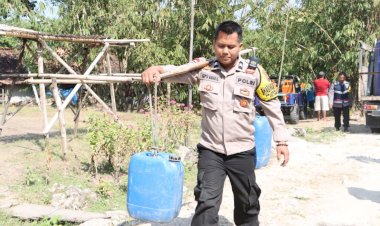 Polri-Salurkan-Bantuan-Air-Bersih-Atasi-Kekeringan-di-Grobogan