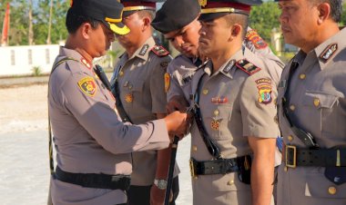 Jabatan-Adalah-Amanah-Sekaligus-Kepercayaan,-Amat-Kapolres-SBD-Saat-Pimpin-Sertijab-Kasat-Intelkam-Polres-SBD-Dan-Kapolsek-Wewewa-Timur