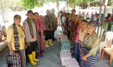 Kapolda-dan-Ketua-Bhayangkari-Daerah-NTT-Beri-Sumbangan-100-Paket-Bansos-dan-2-Sumur-Bor-di-Pulau-Ndao
