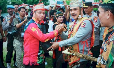 Disaksikan-Ribuan-Masyarakat,-Wakapolri-Dianugerahi-Warga-Kehormatan-Dayak-Kalteng-Dan-Bagikan-5.000-Paket-Bansos