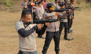 Tingkatkan-Kemampuan-Menembak,-Kapolres-SBD-Pimpin-Latihan-Menembak