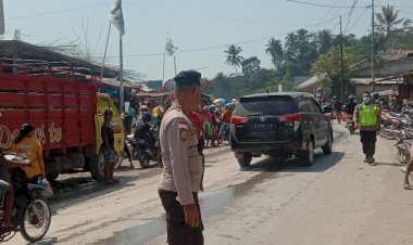 Hadirkan-Kenyamanan,-Personel-Polsek-Wewewa-Barat-Melaksanakan-Pengaturan-Arus-Lalin-Saat-Pasar-Berlangsung