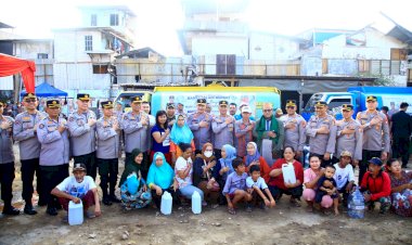 Hari-Jadi-Ke-72-Humas-Polri-Dirayakan-Dengan-Berbagi-Air-Bersih