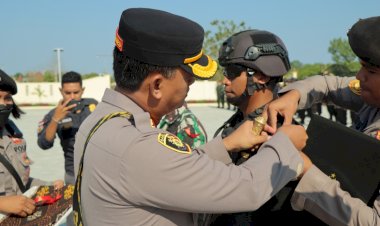 Penyematan-Pita-Oleh-Kapolres-SBD-Tanda-Operasi-Mantap-Brata-2023-2024-Telah-Di-Mulai