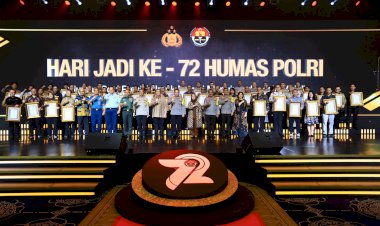Dua-Hadiah-Untuk-Divisi-Humas-Polri-Dari-Kapolri