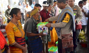 Kapolda-NTT-Bagikan-Ratusan-Sembako-kepada-Masyarakat-Desa-Kadi-Pada,-Sumba-Barat-Daya