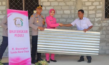 Peduli-Kemanusiaan,-Kapolres-SBD-Didampingi-Ketua-Bhayangkari-Cab.-SBD-Menyumbang-200-Seng-Untuk-Pembangunan-SMA-Kristen-Gollu-Watu