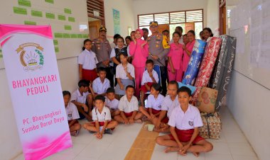 Bantuan-Kemanusiaan,-Kapolres-SBD-Bersama-Bhayangkari-Peduli-Untuk-Sekolah-Luar-Biasa-(SLB)-Letekonda-Selatan