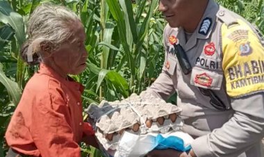 Respon-Cepat,-Bripka-Flavi-Berbagi-Dengan-Janda-Tua-Oma-Ina-Kinde-Yang-Viral-di-SBD