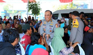As-SDM-Kapolri-dan-Rombongan-Hibur-Anak-anak-Korban-Banjir-Demak-di-Posko-Trauma-Healing