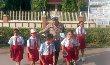 Polri-Hadir-Untuk-Kenyamanan,-Sat-Lantas-Polres-SBD-Rutin-Melaksanakan-Pengaturan-Arus-Lalin