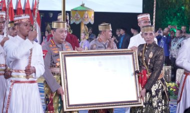 Kapolri-Diberi-Gelar-Adat-Pusaka-oleh-Dewan-Adat-dan-Kerajaan-di-Sulawesi-Selatan
