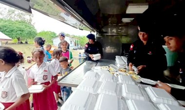 Satbrimob-Polda-NTT-Gelar-Bakti-Sosial-di-SDN-Oeseu:-Makan-Gratis,-Layanan-Kesehatan,-dan-Air-Bersih-untuk-Warga