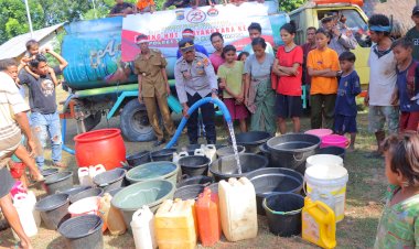 Wujud-Kepedulian-Polri-di-Usia-78-Tahun,-Polres-SBD-Salurkan-Air-Bersih