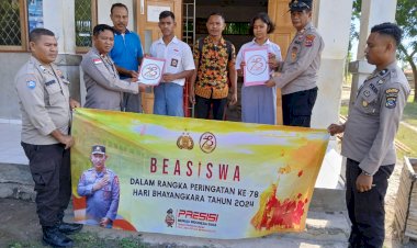 Wakapolres-SBD-Menyerahkan-Beasiswa-Kepada-2-Orang-Siswa-SMA-PGRI-Tambolaka-Dalam-Rangka-HUT-Bhayangkara-78