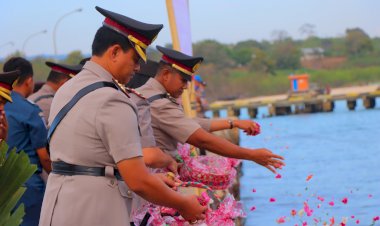 Mengenang-Jasa-Para-Pahlawan,-Polres-SBD-Gelar-Upacara-Tabur-Bunga-Di-Pelabuhan-Waikelo