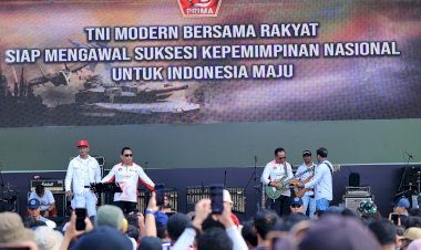 HUT-ke-79-TNI,-Panglima-dan-Kapolri-Hibur-Warga-dengan-Nyanyi-Bareng