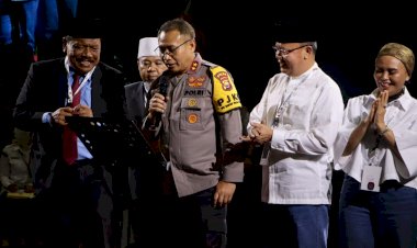Sambut-Pilkada-Damai-dan-Riang-Gembira,-Kapolda-Bengkulu-Ajak-Kedua-Paslon-Gub-dan-Wagub-Nyanyi-Bareng-di-Malam-Pengundian-Nomor-Urut