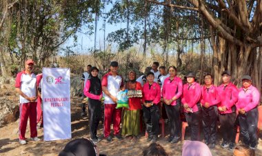 Sambut-HUT-HKGB-Ke-72,-Kapolres-SBD-Dampingi-Ketua-Bhayangkari-Cab.-SBD-Berbagi-Tali-Asih-Bersama-Masyarakat-Pemasak-Garam-Laut