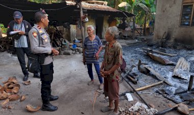 Personel-Polres-Flotim-Bersama-TNI-Bantu-Warga-Bersihkan-Puing-Rumah-di-Desa-Bugalima