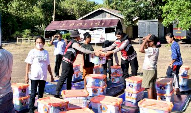 Polwan-DitSamapta-Polda-NTT-Bagikan-Bansos-ke-Masyarakat-Desa-Bugalima