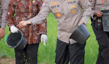 Dukung-Ketahanan-Pangan-Nasional,-Kakorbinmas-Baharkam-Polri-Semai-Padi-di-Kulonprogo