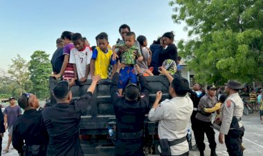 Polres-Flotim-dan-BKO-Brimob-Sikka-Gelar-Bantuan-Kemanusiaan-untuk-Pengungsi-Erupsi-Gunung-Lewotobi