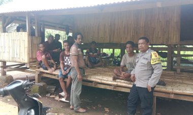 Sambang-Warga-Binaanya,-Bhabinkamtibmas-Polsek-Kodi-Utara-Himbau-Agar-Wilayah-Binaannya-Tidak-Terjadi-Gangguan-Kamtibmas