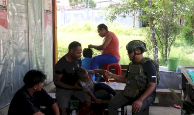 Personel-Ops-Damai-Cartenz-Ajak-Warga-Yalimo-Jaga-Kesehatan-dan-Ciptakan-Kedamaian