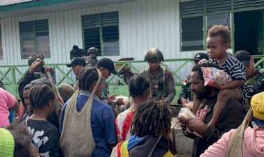 TNI-Polri-Gelar-Bakti-Sosial-Kepada-Warga-Kiwirok