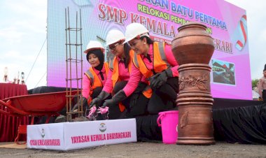Ketum-Yayasan-Kemala-Bhayangkari-Letakkan-Batu-Pertama-Pembangunan-SMP-Kemala-Bhayangkari-di-Karanganyar