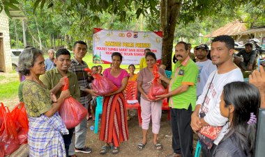 Baksos-Polri-Presisi-Sambut-Bulan-Ramadhan-1446-H,-Polres-Sumba-Barat-Daya-Bersinergi-Dengan-GMNI-Berbagi-Kasih-Bersama-Masyarakat-Yang-Kurang-Mampu