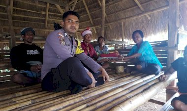 Bhabinkamtibmas-Polsek-Kodi-Bangedo,-Briptu-Thomas-Rama-A.-Suku,-Dampingi-Penyelesaian-Masalah-Pengancaman-di-Desa-Panenggo-Ede