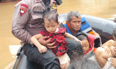 Tim-SAR-Korbrimob-Polri-Gerak-Cepat-Evakuasi-Korban-Banjir-di-Jakarta-Timur