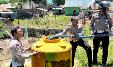 Peduli-Kemanusiaan,-Sat-Lantas-Polres-Sumba-Barat-Daya-Salurkan-Air-Bersih-Bagi-Warga-Masyarakat-Yang-Membutuhkannya