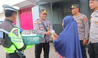 Warnai-Bulan-Suci-Ramadhan,-Sat-Lantas-Polres-Sumba-Barat-Daya-Membagi-Bagi-Takjil-Jelang-Buka-Puasa