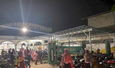 Hadirkan-Kenyaman,-Sat-Lantas-Polres-Sumba-Barat-Daya-Rutin-Melaksanakan-Pengamanan-dan-Pengaturan-Sholat-Tarawih-di-Masjid-Al-Falah-Weetabula