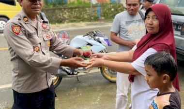 Jelang-Buka-Puasa-Polsek-Wewewa-Barat-Bagikan-Takjil-Kepada-Umat-Muslim