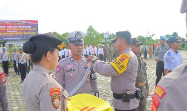 Penyematan-Pita-Tanda-Operasi-Semana-Santa-Turangga-2025-Oleh-Wakapolres-Sumba-Barat-Daya