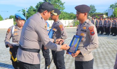 Polres-Sumba-Barat-Daya-Gelar-Upacara-Pemberhentian-Tidak-Hormat-(PTDH)-Terhadap-Anggota-yang-Melanggar-Kode-Etik