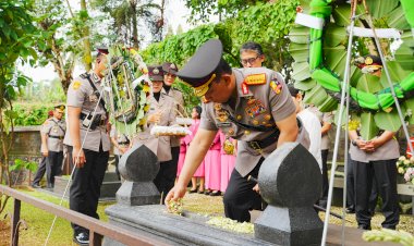 Jelang-Hari-Bhayangkara,-Kapolri-Ziarah-ke-Makam-BJ-Habibie-hingga-Hoegeng