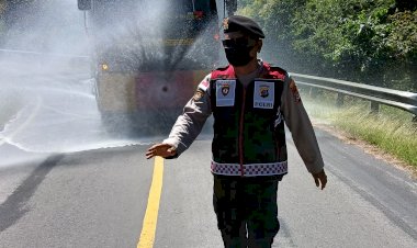 Aksi-Kemanusiaan-Polres-Sikka:-Siram-Abu-Vulkanik-dan-Bagi-Masker-di-Wilayah-Terdampak-Erupsi