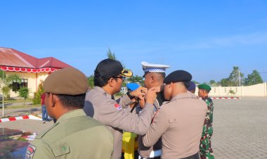 Kapolres-Sumba-Barat-Daya-Sematkan-Pita-Tanda-Dimulainya-Operasi-Patuh-Turangga-2025