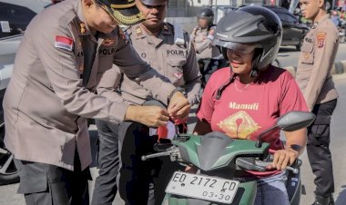 Kapolres-SBD-Bersama-Jajaran-Meriahkan-HUT-RI-ke-80-dengan-Membagikan-Bendera-Merah-Putih-Kepada-Pengguna-Jalan